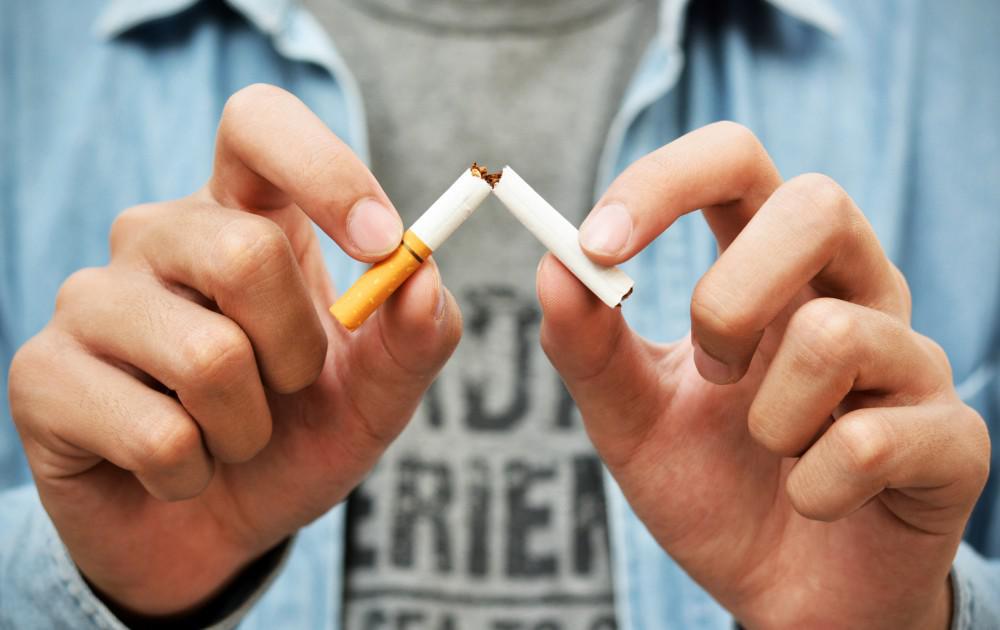 Hands breaking a cigarette